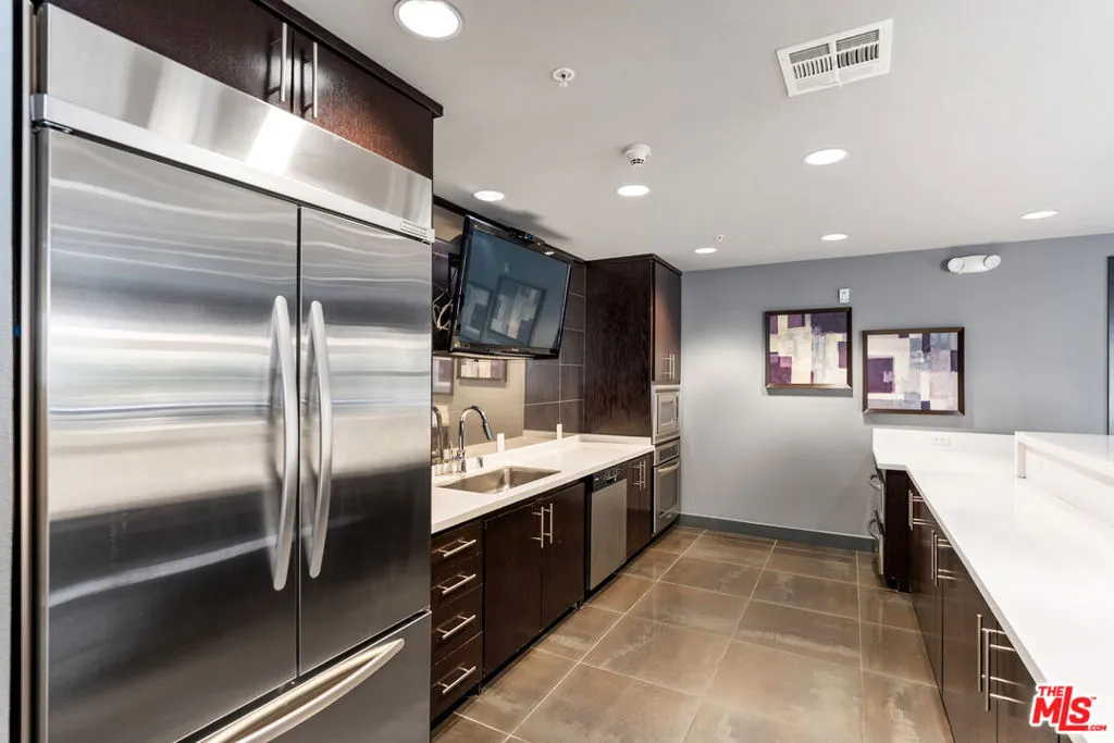 21301 Erwin Street 408, Woodland Hills, California 91367 home-pic-23